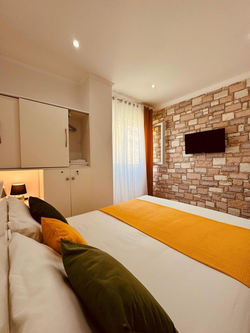 Orfeu Apartment *